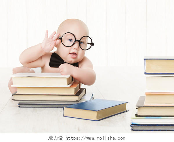 婴儿的眼镜和书籍读书分相会阅读世界读书日